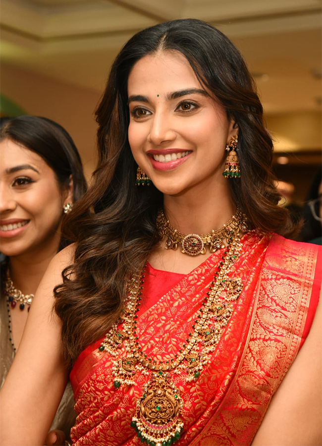 Meenakshi Chaudhary Graceful Jewellery Store Opening15