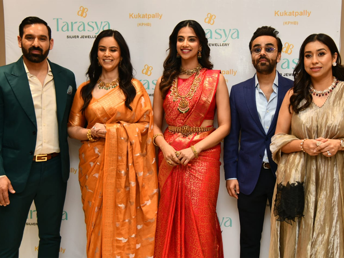 Meenakshi Chaudhary Graceful Jewellery Store Opening17