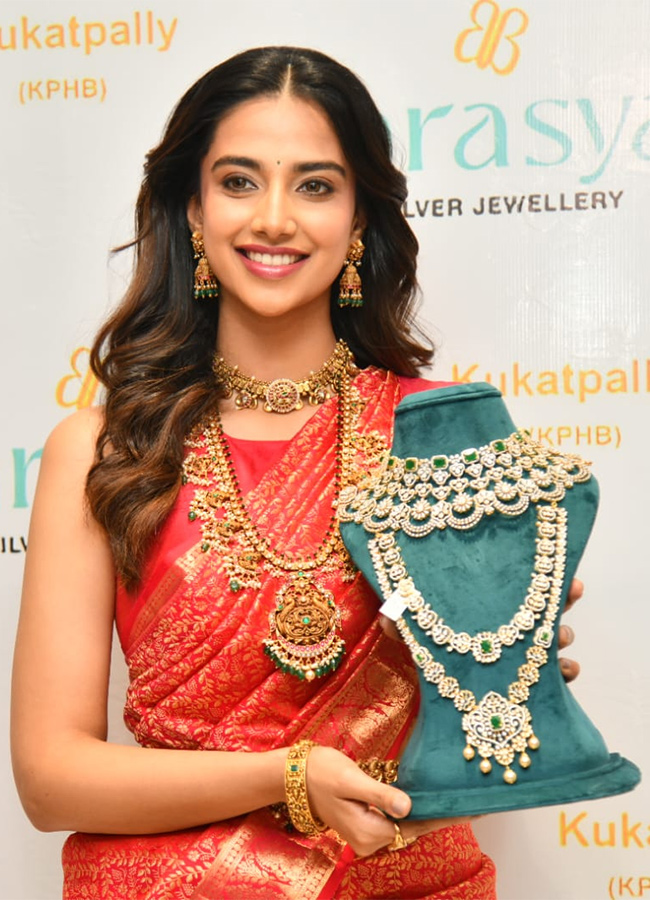 Meenakshi Chaudhary Graceful Jewellery Store Opening9