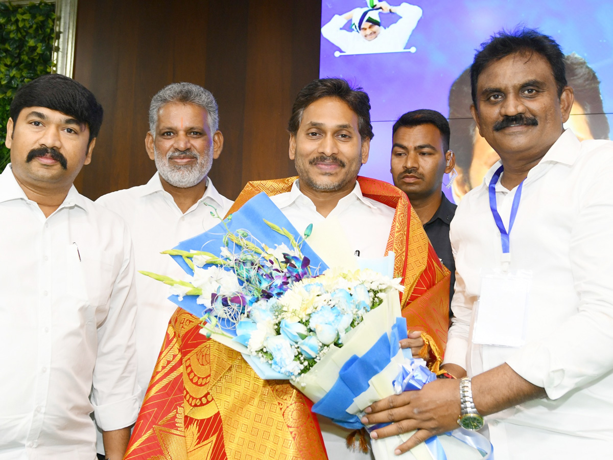YS Jagan Holds Review meeting with Ongole Assembly constituency YSRCP leaders Photos7