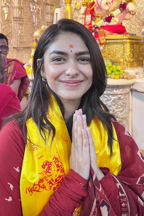 Actress Mrunal thakur visited Ganapathi temple In pune Photos2