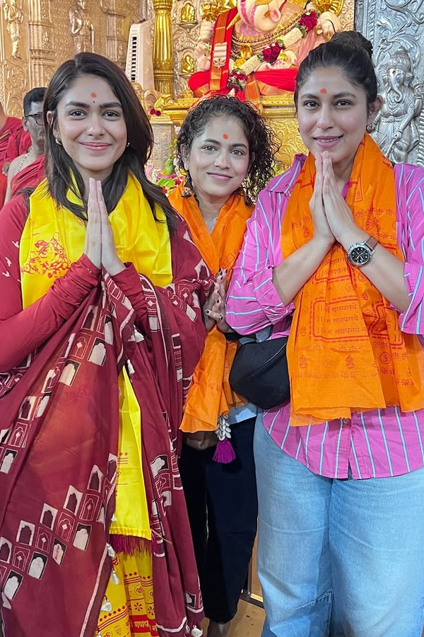 Actress Mrunal thakur visited Ganapathi temple In pune Photos3