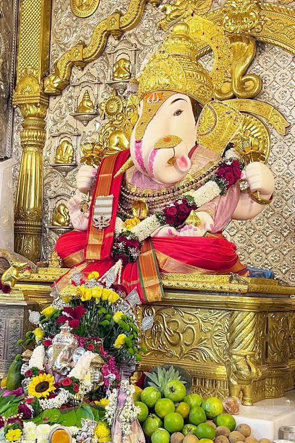 Actress Mrunal thakur visited Ganapathi temple In pune Photos4