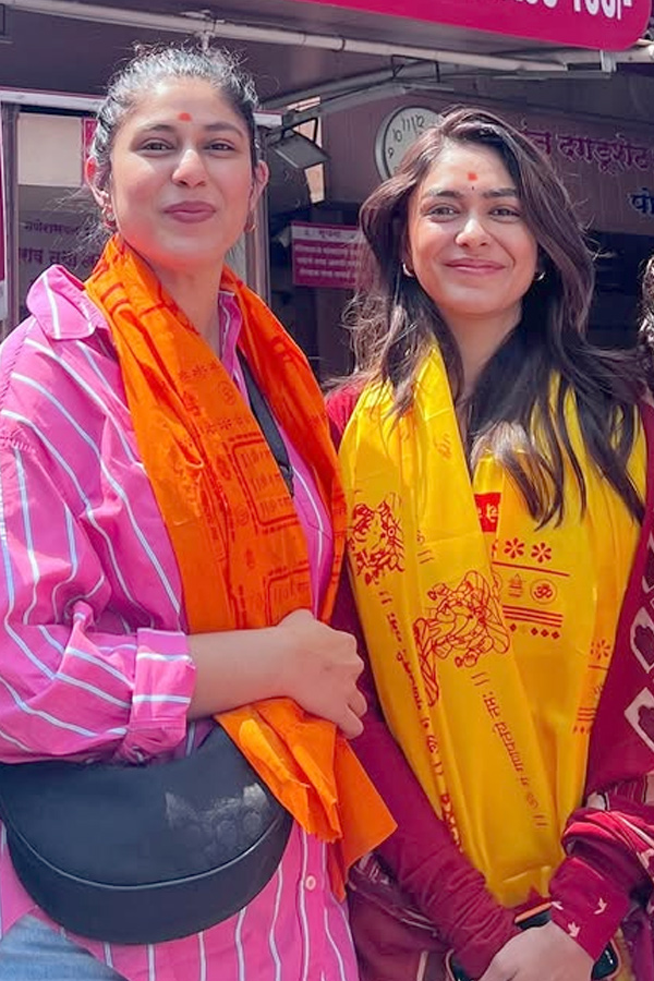 Actress Mrunal thakur visited Ganapathi temple In pune Photos6
