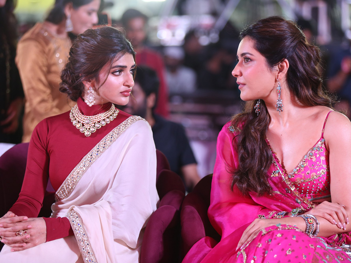 Tollywood Actress Sreeleela And Raashii Khanna HD Photos1