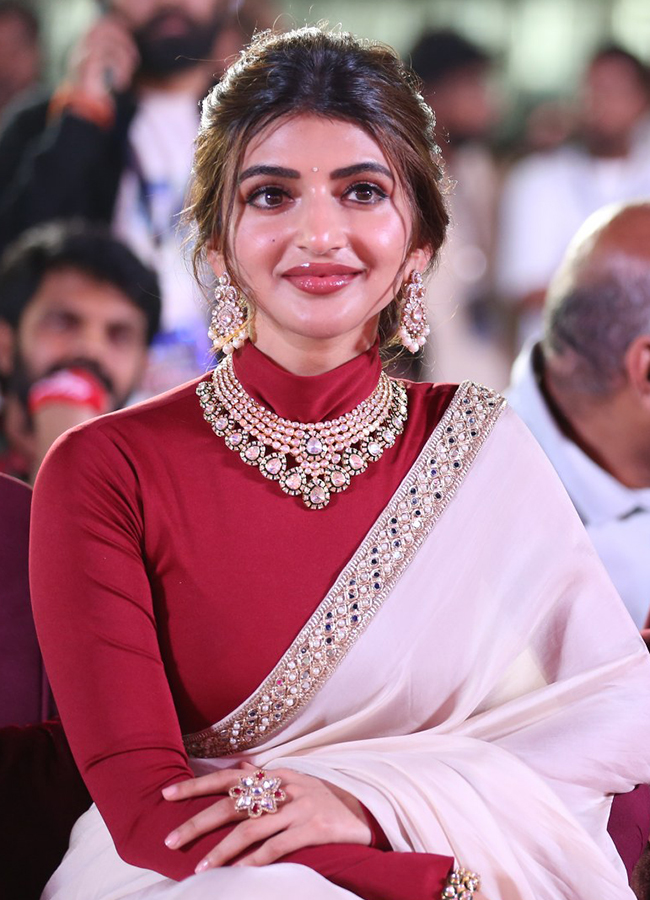 Tollywood Actress Sreeleela And Raashii Khanna HD Photos12