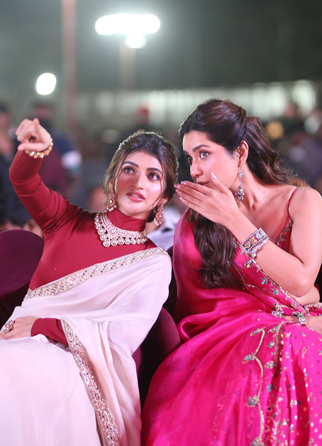 Tollywood Actress Sreeleela And Raashii Khanna HD Photos4