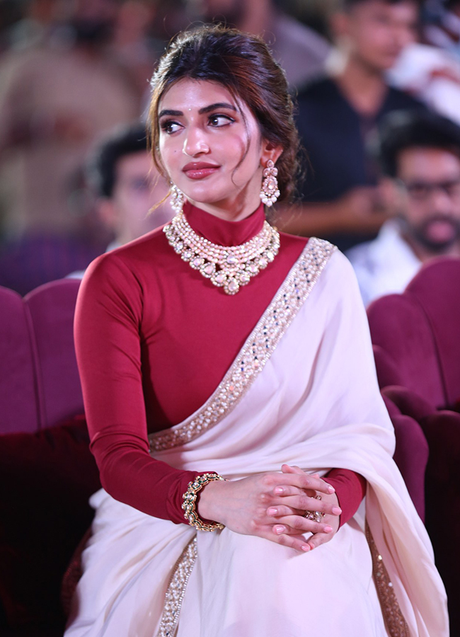 Tollywood Actress Sreeleela And Raashii Khanna HD Photos6