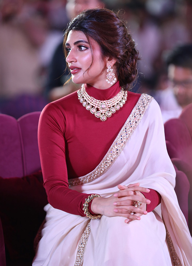 Tollywood Actress Sreeleela And Raashii Khanna HD Photos9