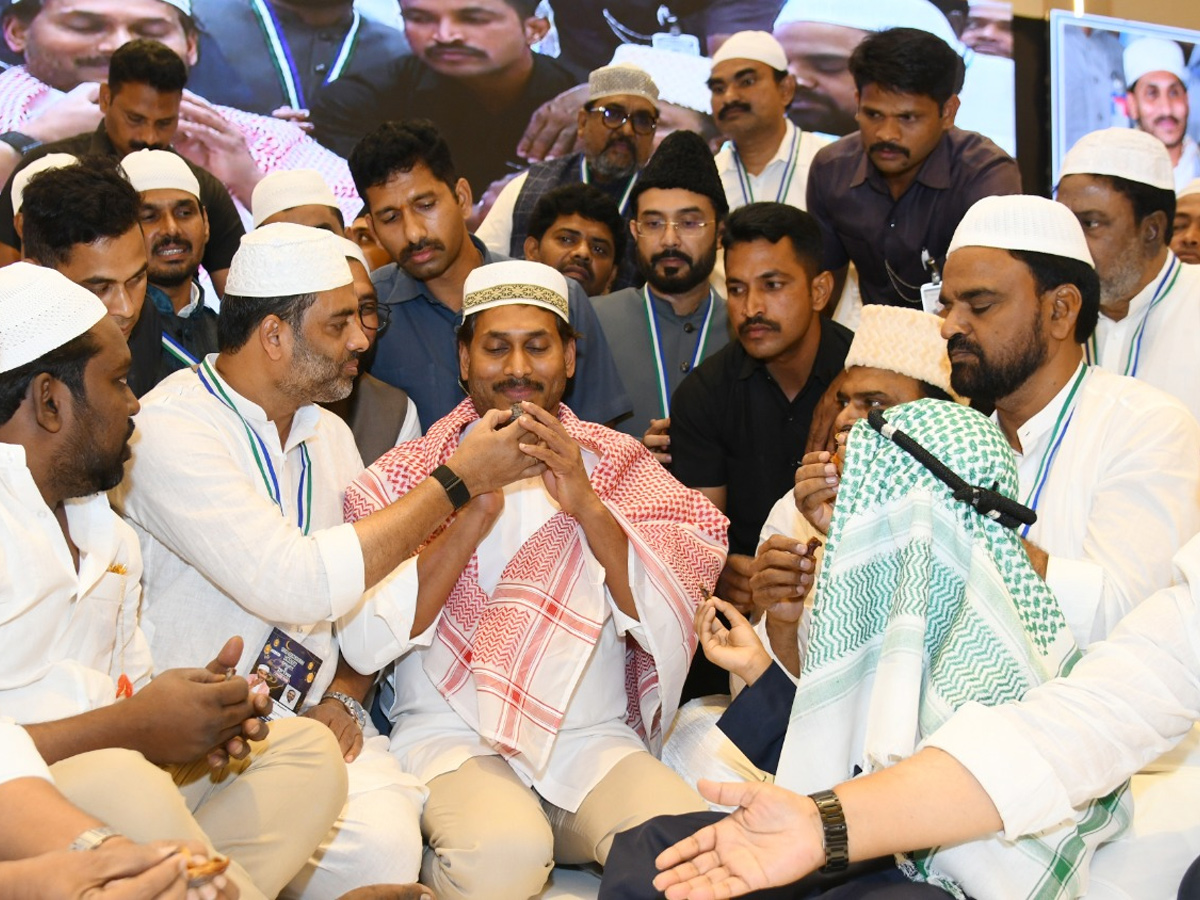 YS Jagan Participated In YSRCP Iftar Party At Vijayawada Photos2