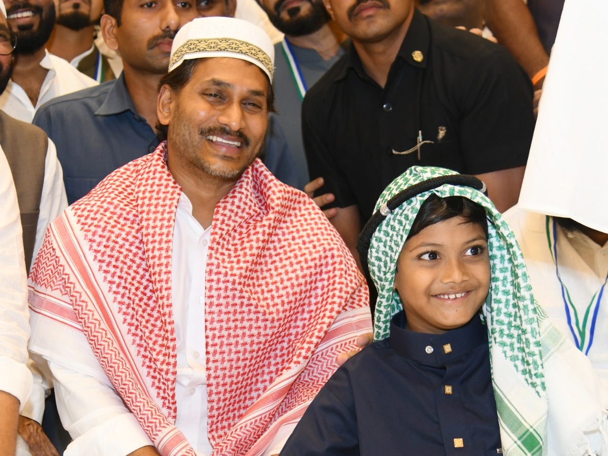 YS Jagan Participated In YSRCP Iftar Party At Vijayawada Photos3