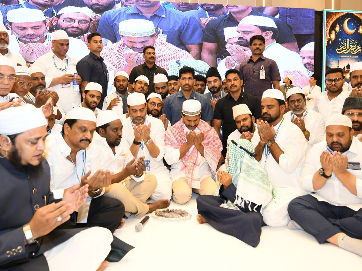 YS Jagan Participated In YSRCP Iftar Party At Vijayawada Photos4