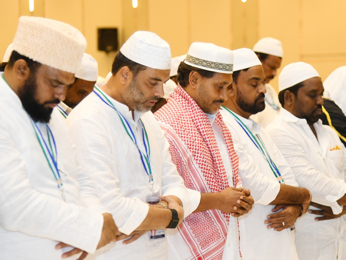 YS Jagan Participated In YSRCP Iftar Party At Vijayawada Photos5