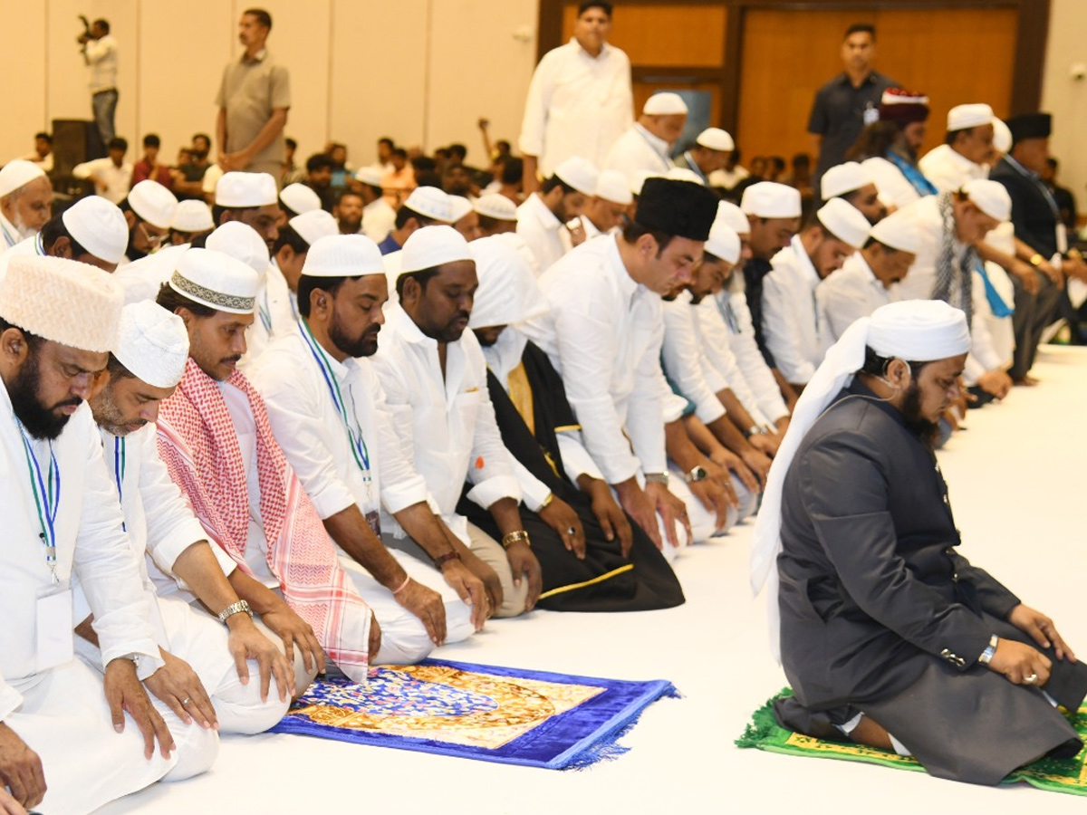 YS Jagan Participated In YSRCP Iftar Party At Vijayawada Photos6