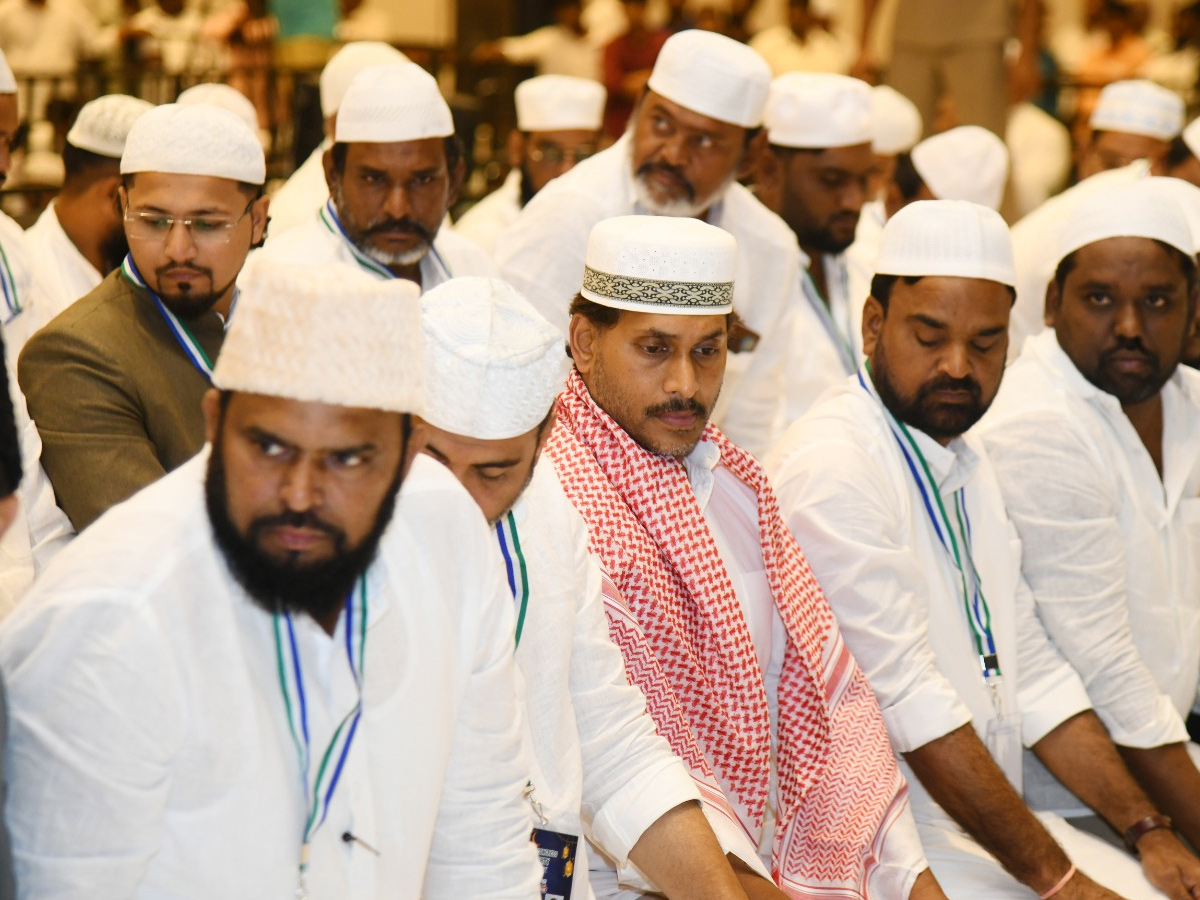 YS Jagan Participated In YSRCP Iftar Party At Vijayawada Photos7