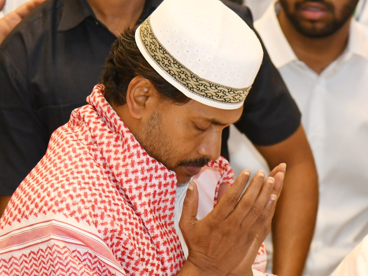 YS Jagan Participated In YSRCP Iftar Party At Vijayawada Photos8