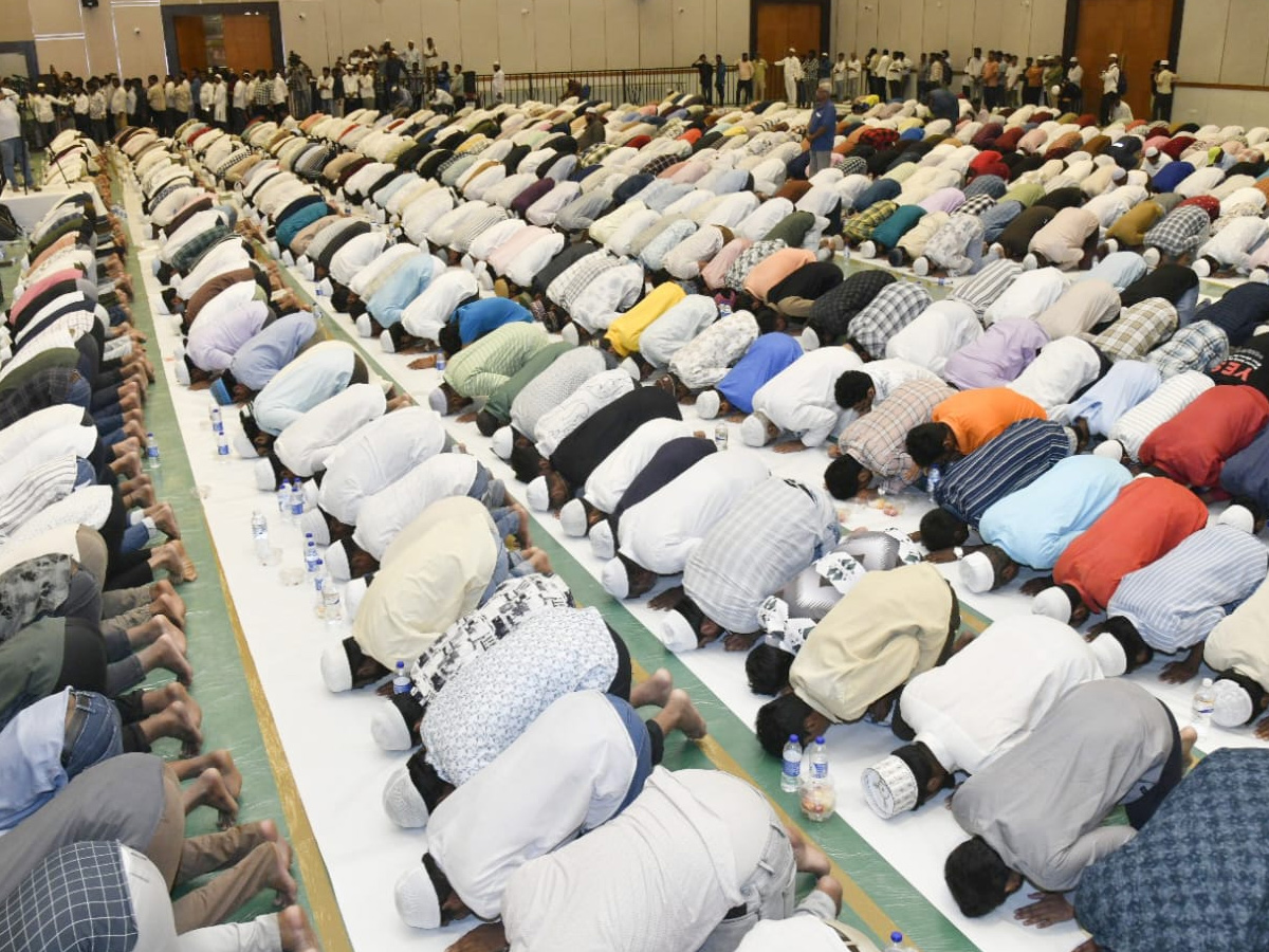 YS Jagan Participated In YSRCP Iftar Party At Vijayawada Photos9