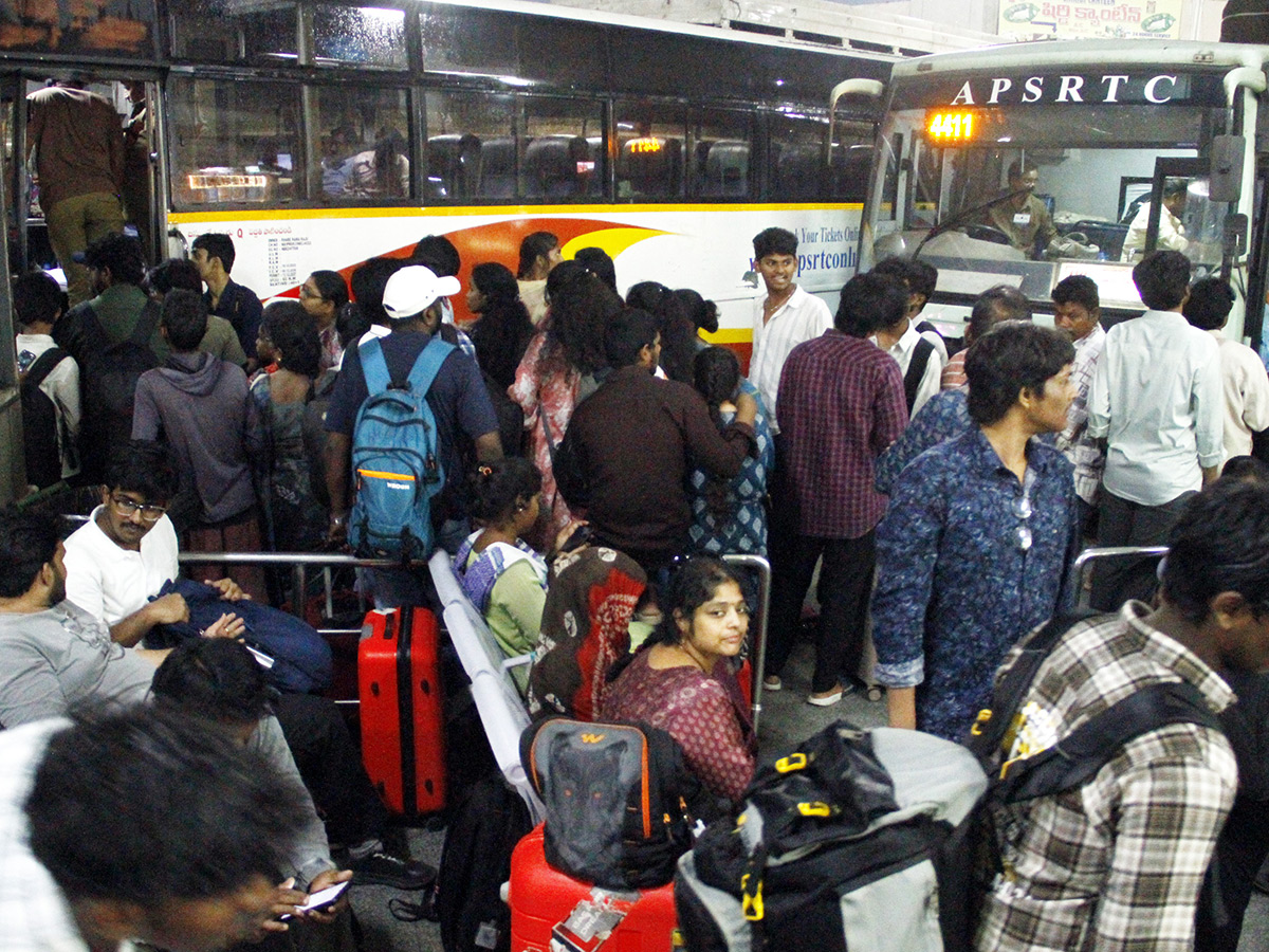 Heavy Rush in Bus Stand holidays Vijayawada1