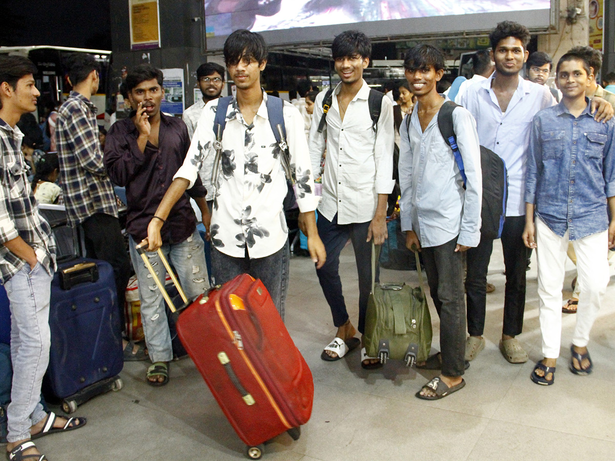 Heavy Rush in Bus Stand holidays Vijayawada10
