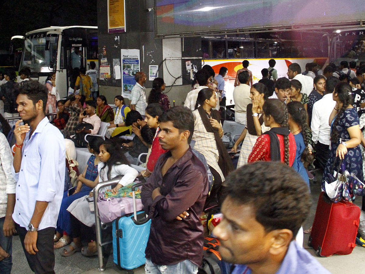 Heavy Rush in Bus Stand holidays Vijayawada11