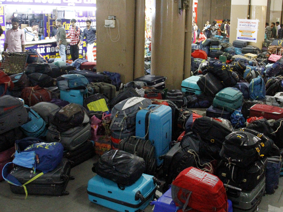 Heavy Rush in Bus Stand holidays Vijayawada12
