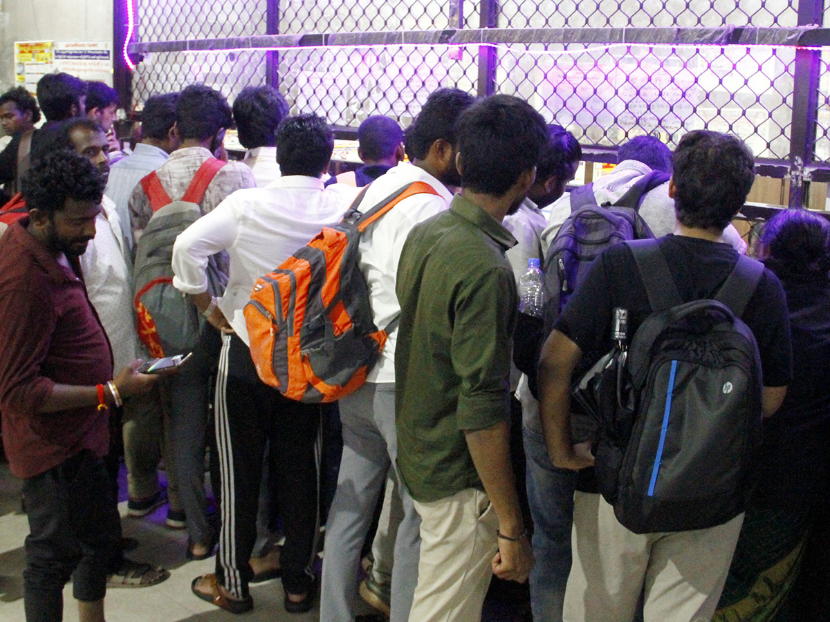 Heavy Rush in Bus Stand holidays Vijayawada13