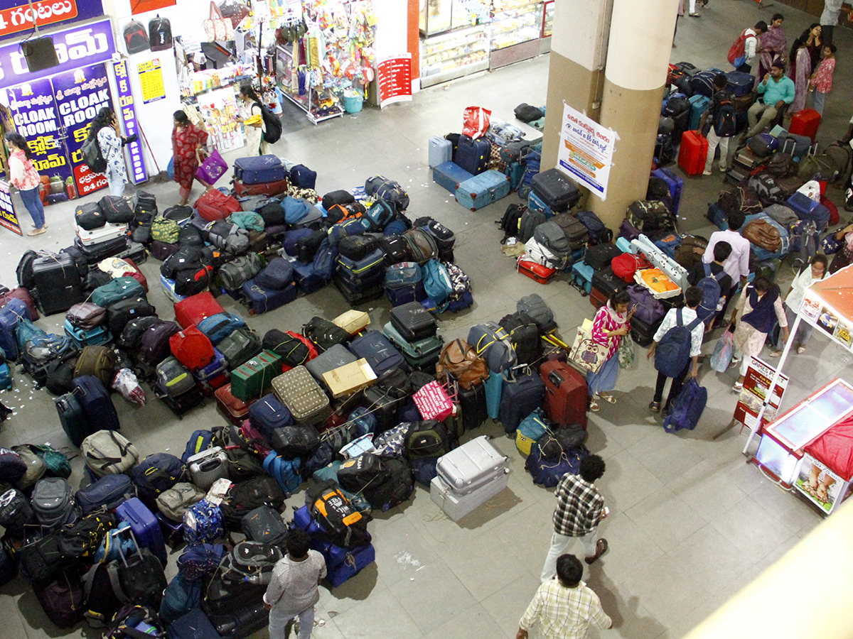 Heavy Rush in Bus Stand holidays Vijayawada14