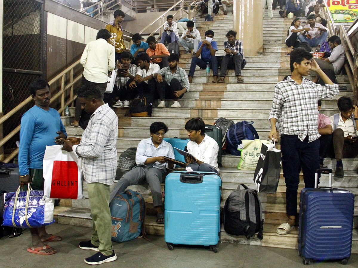Heavy Rush in Bus Stand holidays Vijayawada17