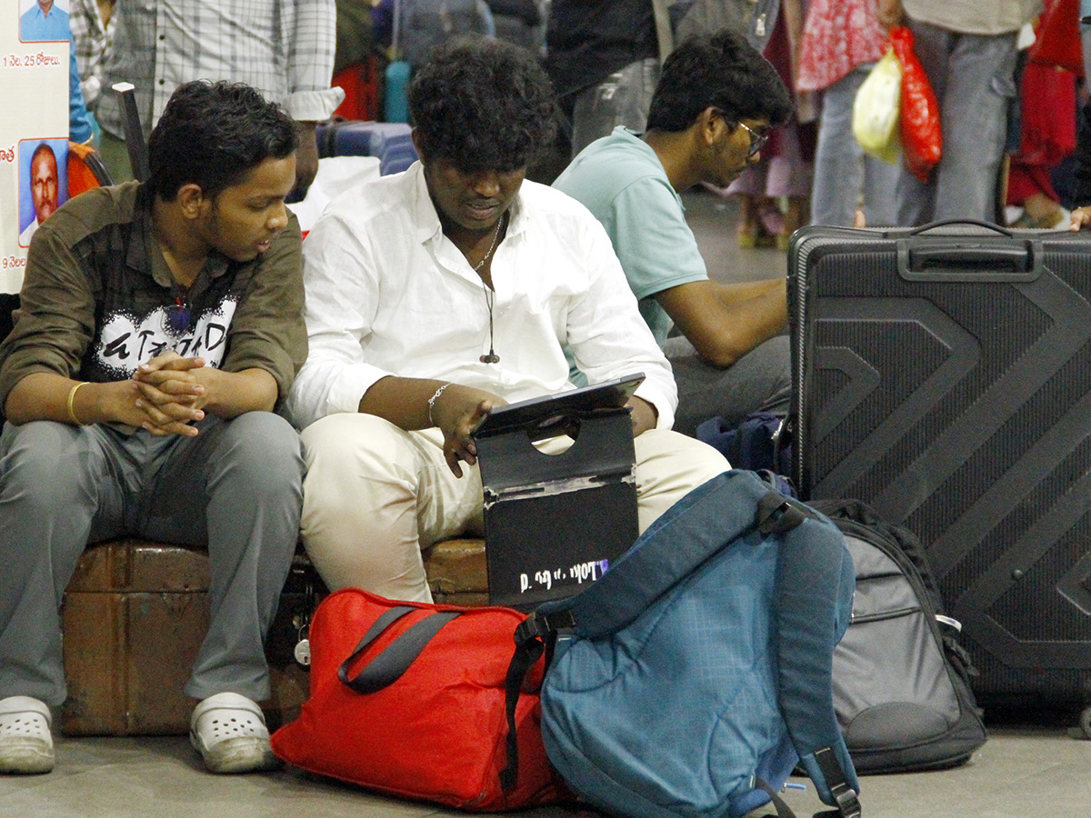 Heavy Rush in Bus Stand holidays Vijayawada18