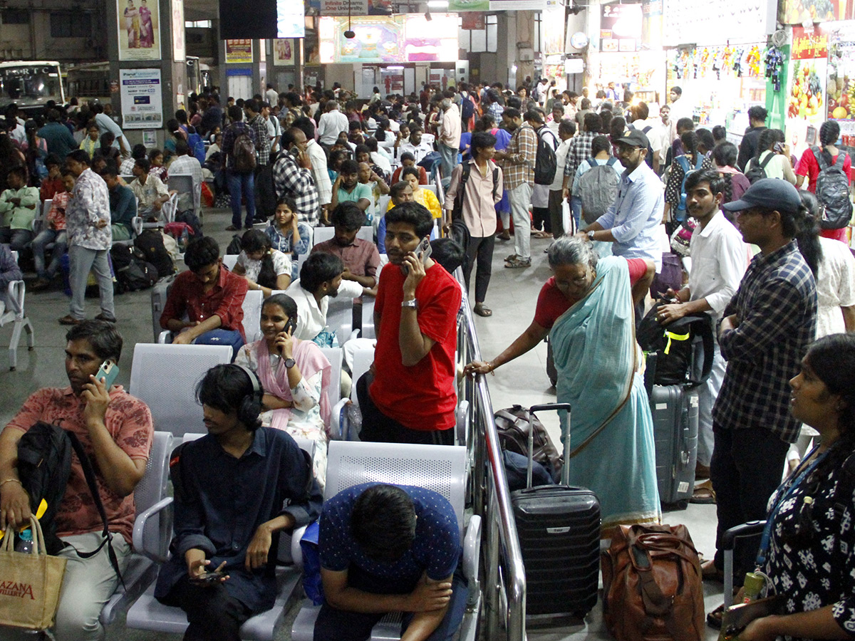 Heavy Rush in Bus Stand holidays Vijayawada2