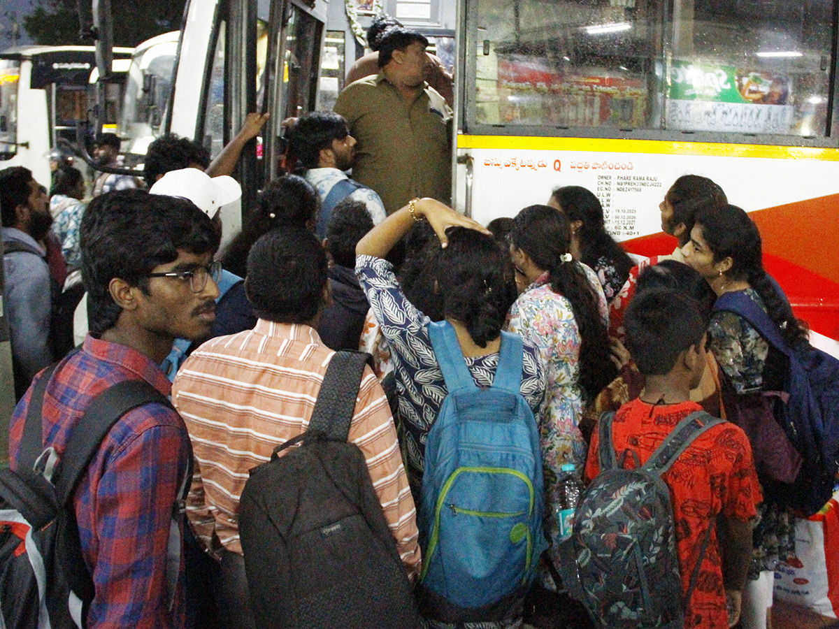 Heavy Rush in Bus Stand holidays Vijayawada20
