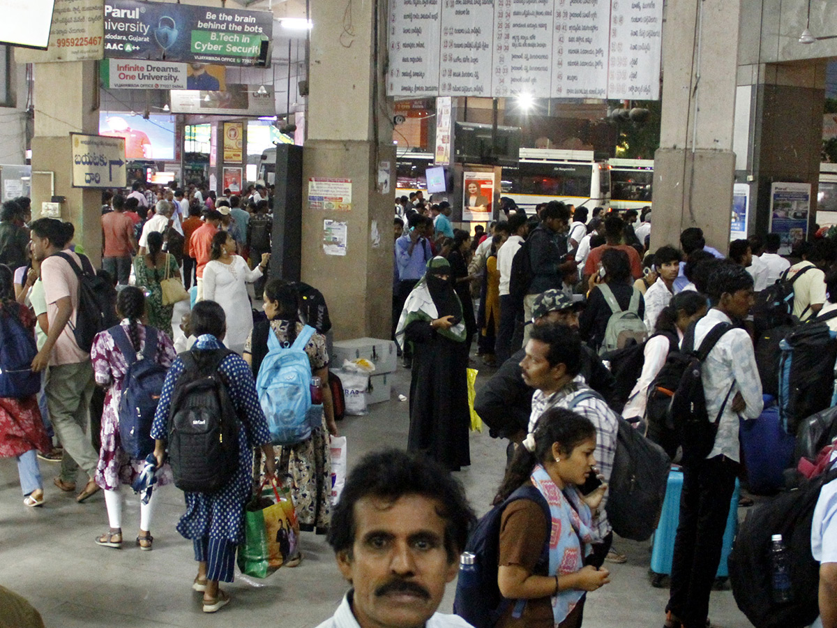 Heavy Rush in Bus Stand holidays Vijayawada21