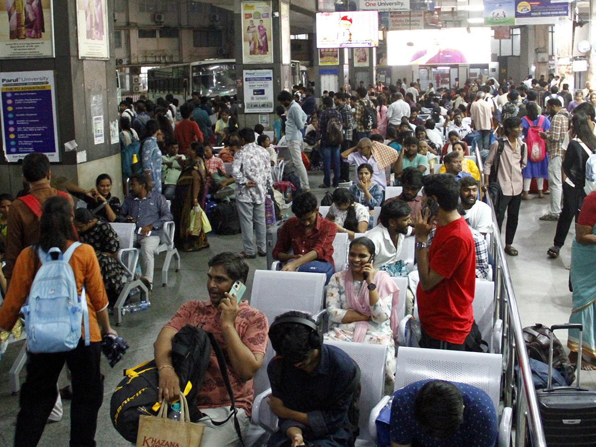 Heavy Rush in Bus Stand holidays Vijayawada3