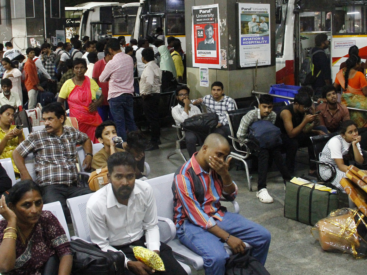 Heavy Rush in Bus Stand holidays Vijayawada4