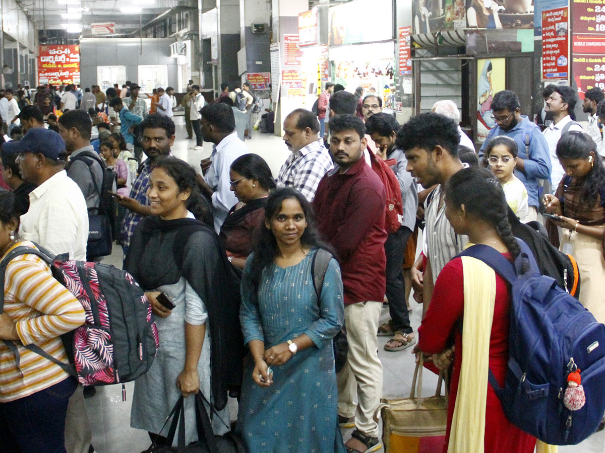 Heavy Rush in Bus Stand holidays Vijayawada5