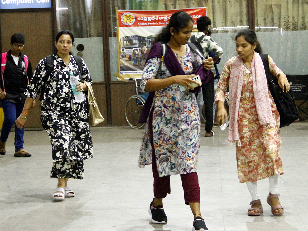 Heavy Rush in Bus Stand holidays Vijayawada7
