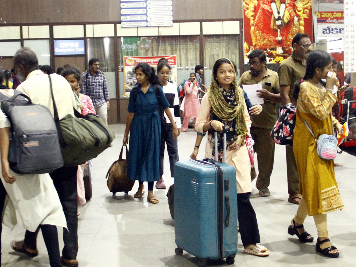 Heavy Rush in Bus Stand holidays Vijayawada8