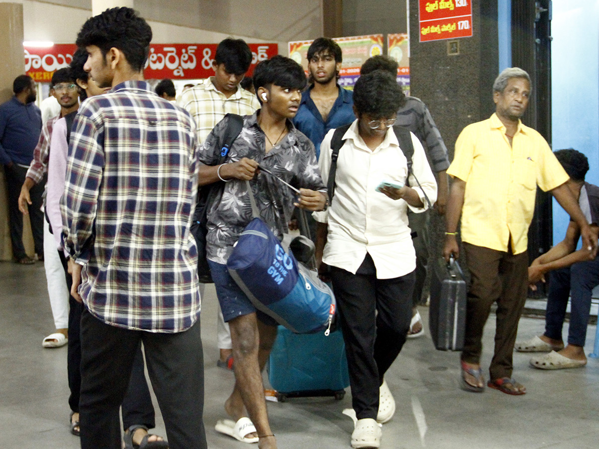 Heavy Rush in Bus Stand holidays Vijayawada9