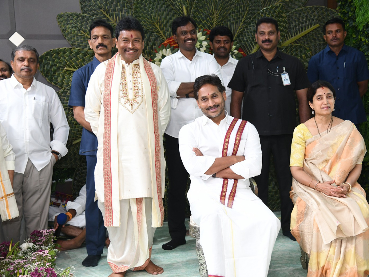 YS Jagan Ugadi Celebrations at Tadepalli HD Photos11