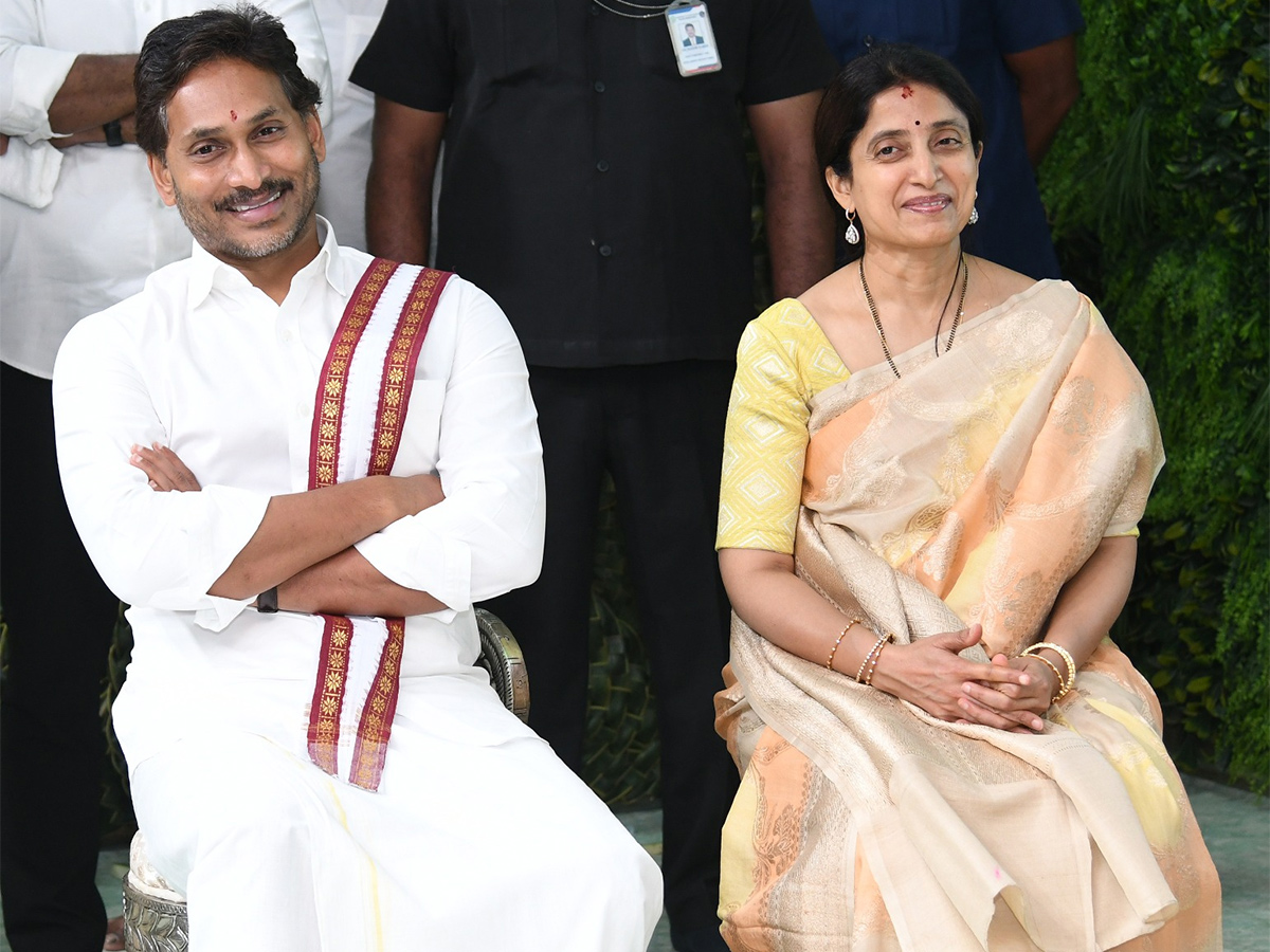 YS Jagan Ugadi Celebrations at Tadepalli HD Photos13