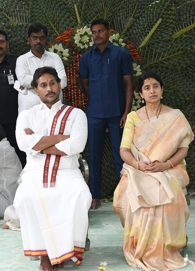 YS Jagan Ugadi Celebrations at Tadepalli HD Photos15