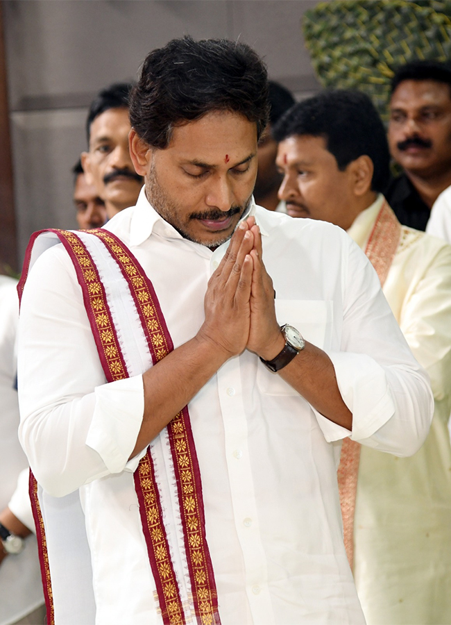 YS Jagan Ugadi Celebrations at Tadepalli HD Photos17