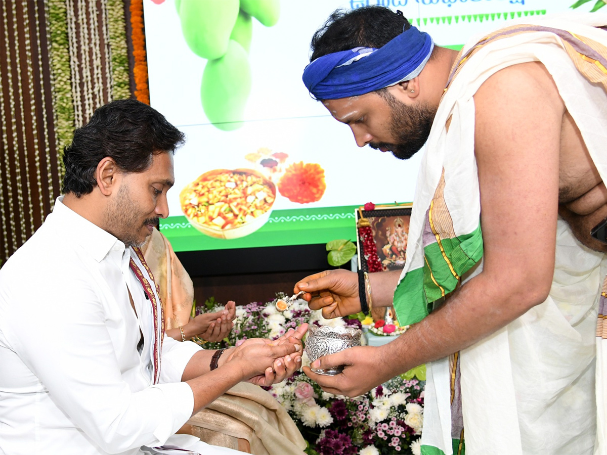 YS Jagan Ugadi Celebrations at Tadepalli HD Photos19