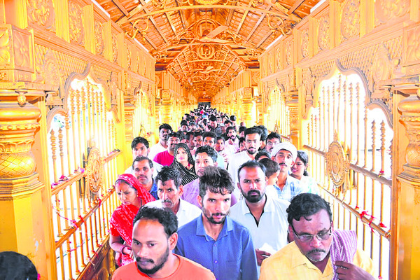 యాదగిరీశుడి క్షేత్రంలో భక్తుల రద్దీ1