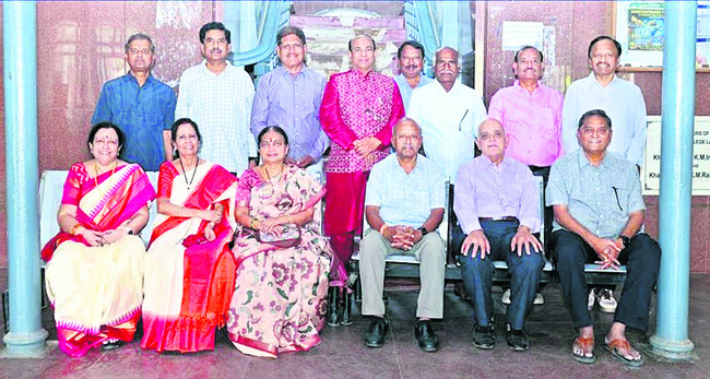 ఆర్ట్స్‌ కాలేజీలో పూర్వ విద్యార్థుల సందడి 1