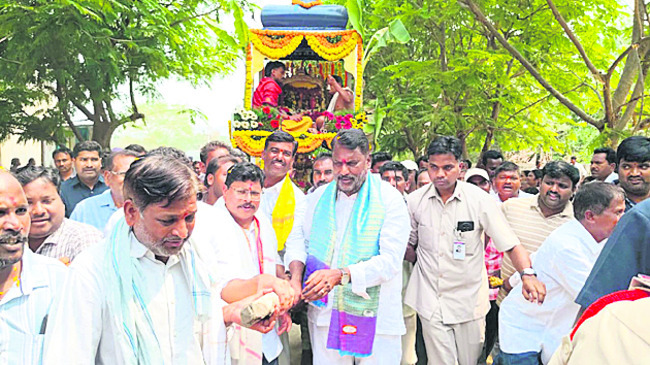 వైభవంగా రథోత్సవం1
