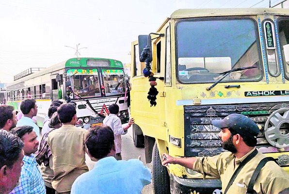 శాస్త్రోక్తంగా పల్లకీ సేవ 2