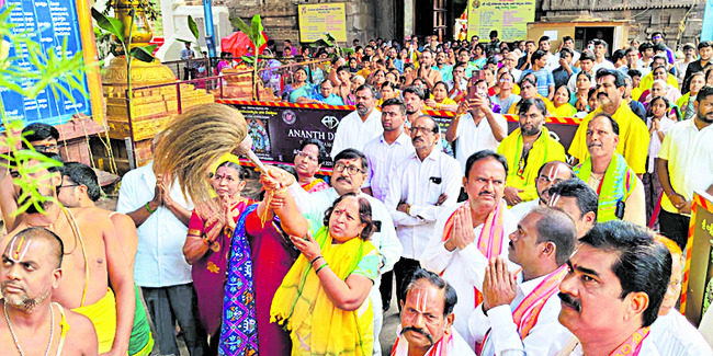 కల్పవృక్ష వాహనంపై నారసింహుడు 1