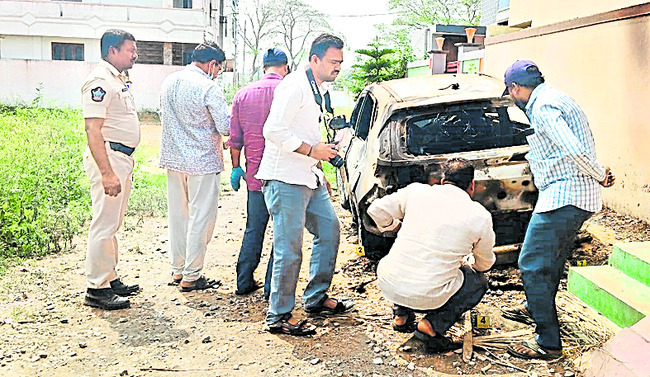 కారుకు నిప్పు పెట్టిన దుండగులు 1