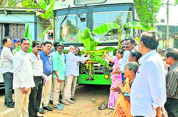 బస్సు ఒకటే..ప్రారంభోత్సవాలు రెండు..1
